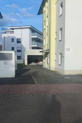 Geschmackvolle drei Zimmer Wohnung mit Einbauküche, Balkon und 2 Garagenstellplätze in Kelsterbach