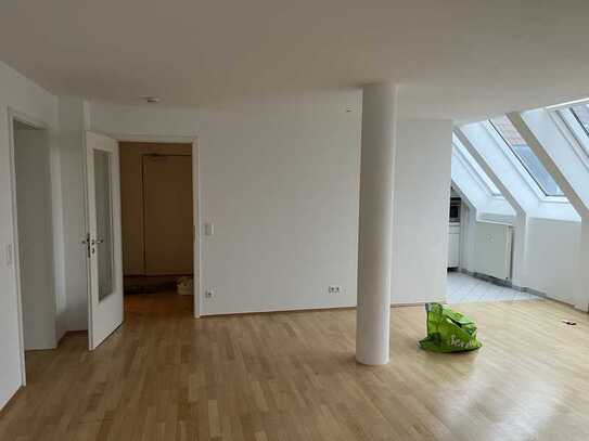 gepflegte 2-Zimmer-Wohnung mit geh. Innenausstattung mit Balkon und EBK