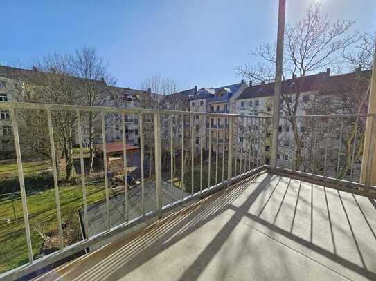 Sehr schöne Wohnung mit Balkon und Einbauküche