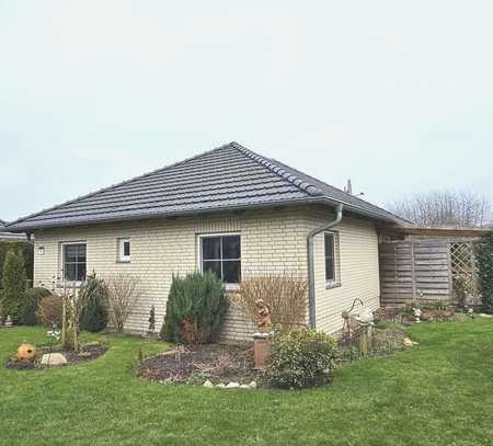 WOHNTRAUM IN OSTSEENÄHE, WALMDACHBUNGALOW, DG AUSBAUFÄHIG, IN GRÜNER NATURLAGE