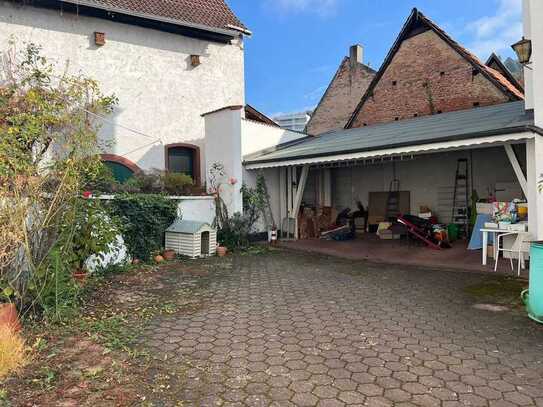 Wunderschönes Haus ohne Garten, aber mit Hof für Ihre Pflanzen und viel Platz für Ihre Autos.