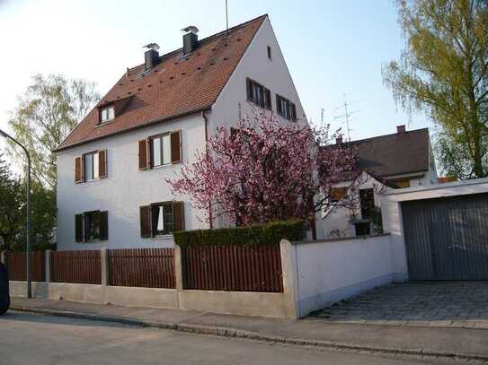 Schöne 2,5 Zimmer DG-Wohnung in München-Kleinhadern, provisonsfrei, sehr ruhig, gute Infrastruktur