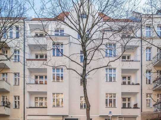 Attraktive Kapitalanlage: Vermietete 2-Zimmer-Altbauwohnung mit schönem Balkon