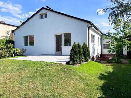 Freistehendes Einfamilienhaus*Garten mit Teich*Terrasse*Garage und PKW-Stellplatz