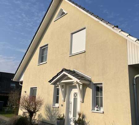 Moderne Doppelhaushälfte mit 4 Zimmern, Carport und Garten zu vermieten in Braak b. Hamburg