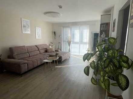 Modernisierte helle Wohnung mit zwei Zimmern sowie einem großen Balkon.