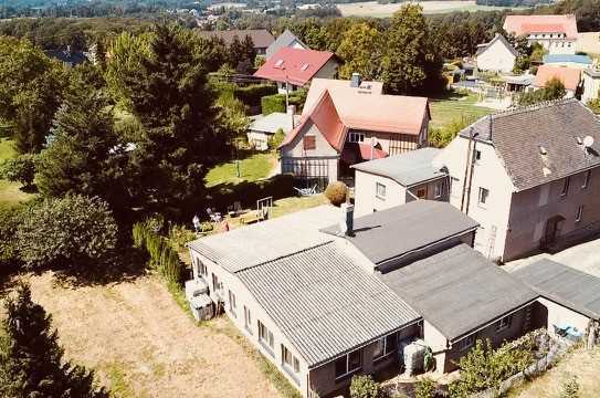 Einfamilienhaus mit großem Nebengelass und grüner Gartenoase