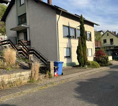 Freihstehendes Einfamilienhaus als Mehrgenerationenhaus geeignet
Mit Doppelgarage, Carport und Pool