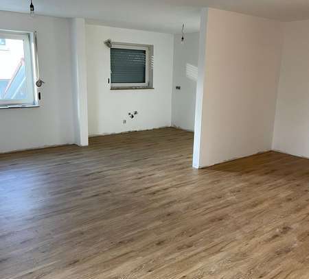 Frisch sanierte 3 Zimmer Whg mit Balkon, neuer EBK und Stellplatz in bester Lage