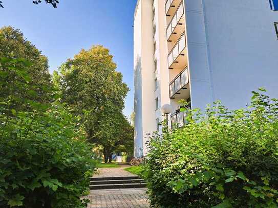 Schöne 2-Zimmer-Wohnung mit Loggia in zentraler Lage Englschalking