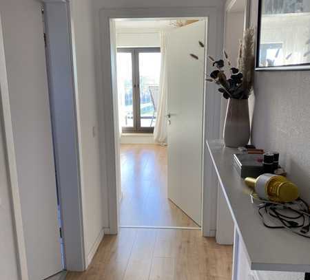 Attraktive und vollst. renovierte 2-Zimmer-Dachgeschosswohnung mit geh. Innenausstattung mit Balkon