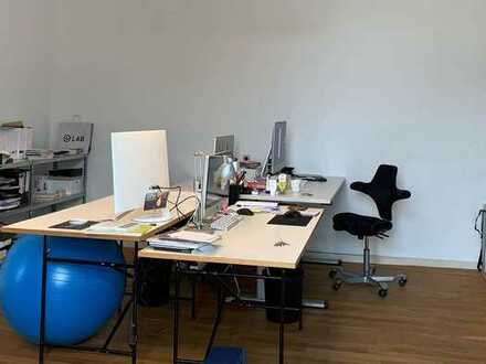 Schreibtisch in entspannter Arbeitsatmosphäre