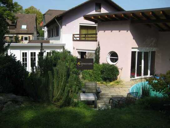 Das Ensemble bestehend aus zwei Häusern und steht im Herzen der schönen Gemeinde Obersontheim.