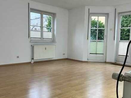 Zeitmietvertrag: Wohnung mit Terrasse, Blick in den Garten und Stellplatz