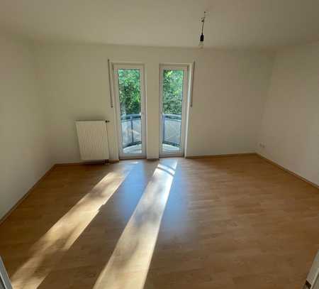 Renovierte 2-Zimmer-Wohnung mit Balkon, Einbauküche & TG-Stellplatz in Maintal