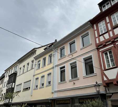 Stilvolle, geräumige 3,5-Zimmer-Wohnung mit Balkon in Neustadt