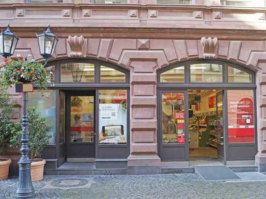 Einzelhandelladen in stadtbekanntem Gebäude