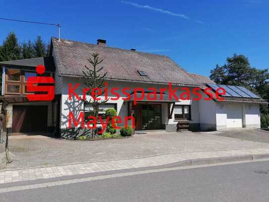 Zweifamilienhaus mit Solaranlage, Garagen und großzügigem Grundstück