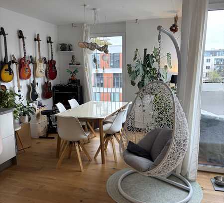 Stilvolle, neuwertige 2-Zimmer-Wohnung mit Balkon und EBK in Köln