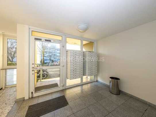 Gepflegte 2-Zimmer-Wohnung mit Loggia / Parkettboden / Blick ins Grüne / Aufzug / frei werdend