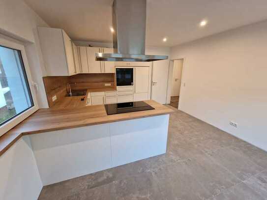 1200 € - 119 m² - 3.0 Zi. - Einbauküche 50 € - komplett neu Saniert