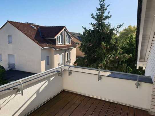 Sehr schöne und helle Dachgeschosswohnung mit sehr schöner Dachterrasse und Kaminofen sofort frei