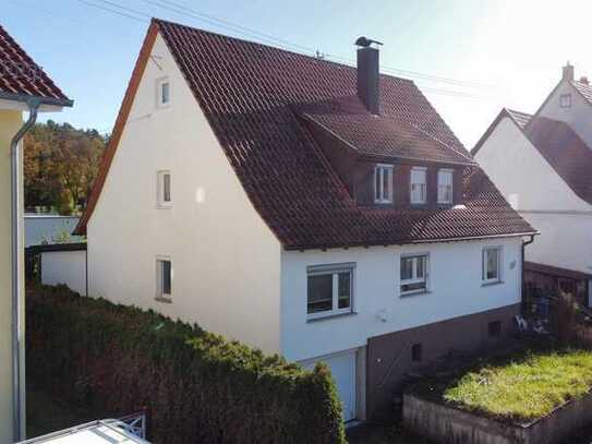 Großzügiges Wohnhaus mit Ausbaupotenzial, Wintergartenanbau und 3 Garagen