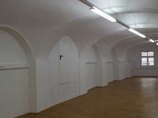 Büro/Großraumbüro in denkmalgeschütztem Haus in der Innstadt, ca. 127 m², ab 01.04.2024 zu vermieten