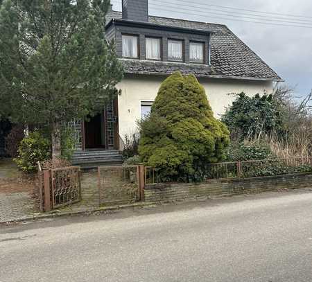 Zweifamilienhaus im Grünen mit geräumiger Garage -für Handwerker geeignet - in 56077 Immendorf