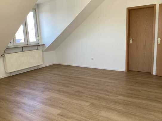 Freundliche 2-Zimmer-Dachgeschosswohnung mit Balkon in Dudenhofen