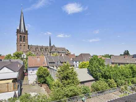 Exklusive Maisonette-Wohnung mit 2 Loggien und Blick auf die Hülser Kirche.