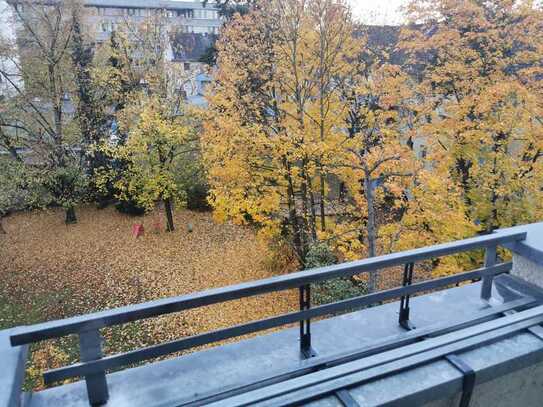 City-Apartment mit Balkon zum ruhigen Innenhof: Erstbezug nach Modernisierung