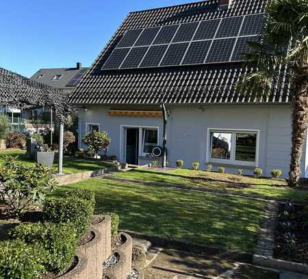 Schönes attraktives 1-2 Familienhaus freistehend mit Burgblick in ruhiger Lage