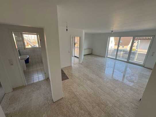 Helle, renovierte 2-Zimmer-Wohnung mit Balkon, Einbauküche und Stellplatz in Karlstein