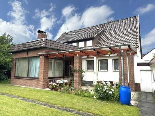 2-FAMILIENHAUS mit Anbau, Dachterrasse, großer überdachter Terrasse und Garage