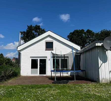 Freistehendes Ferien- und Einfamilienhaus am Wasser in Friedrichskoog mit großem Garten ,