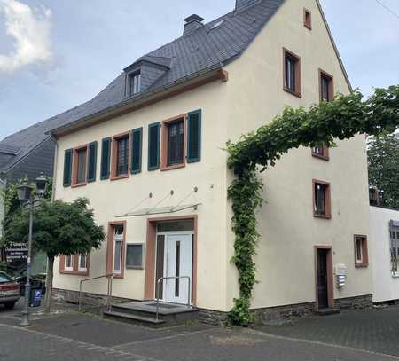 Freundliche, großflächige 214 m² - 8-Zimmer-Wohnung mit Einbauküche in Kröv/Mosel