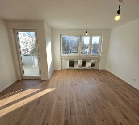 Erstbezug nach Sanierung mit Einbauküche und Balkon und Parkplatz: schöne 2-Zimmer-Wohnung in 65203,