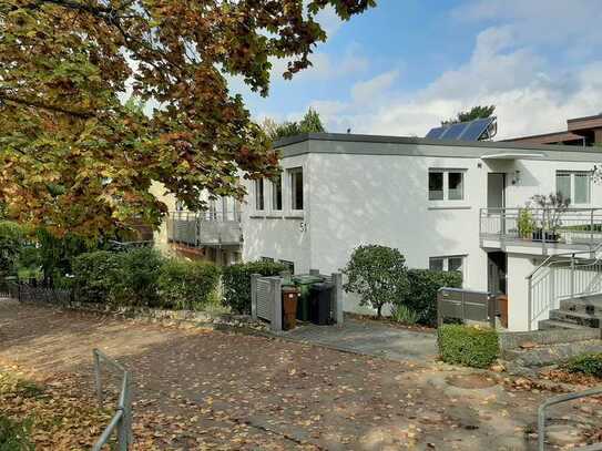 Hochwertig sanierte 2-Zimmer-Erdgeschosswohnung mit Einbauküche und Terrasse in ruhigem Wohngebiet