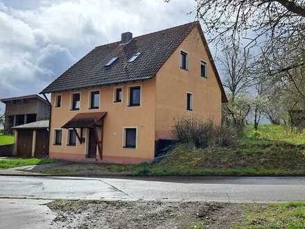 Preiswertes 6-Zimmer-Einfamilienhaus mit EBK in Leutershausen