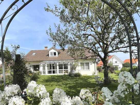 Tolles Einfamilienhaus mit parkähnlichem Garten