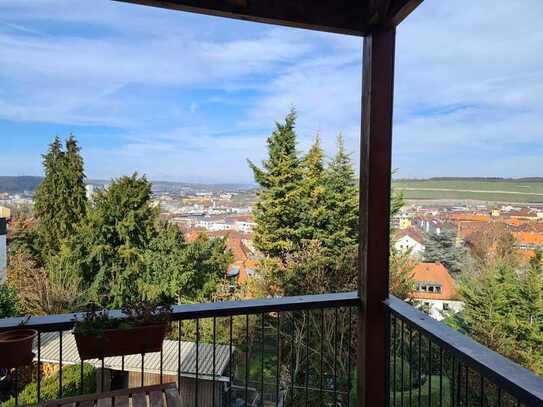 Modernisierte Wohnung mit fünf Zimmern und Balkon in Würzburg