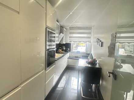Sanierte Wohnung mit drei Zimmern sowie Balkon in Köln Buchheim