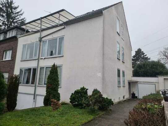 Solides 4-Familienhaus in bevorzugter Wohnlage von D`Dorf-Volmerswerth mit Garten und Garagen