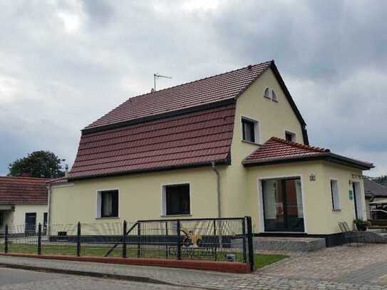 sehr schöne Dachgeschoss-Wohnung inkl. Teilfläche Hof zu vermieten