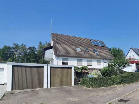 Charmante Souterrain-Wohnung mit großem Garten und zwei Garagen