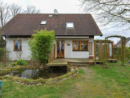 Einfamilienhaus in exlusiver Feldrandlage mit großem Grundstück, 4 Zimmern, Wintergarten, Carport