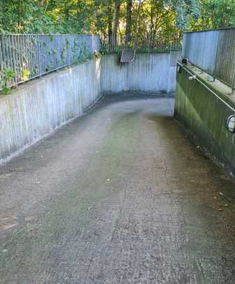 Tiefgaragenplatz in beschaulicher Tiefgarage hinter dem Haus