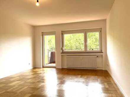 Gut geschnittene, moderne 2-Zimmer-Wohnung mit schönem Balkon und grüner Aussicht