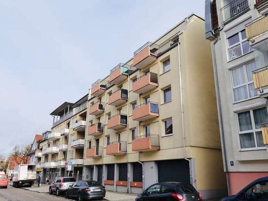 Gut geschnittene, helle 3-Zimmer-Wohnung mit großer Süd-Ost-Dachterrasse in Moosach